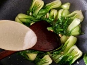 翻炒至油菜蔫后，再加入适量盐调味，继续炒到油菜断生即可出锅。