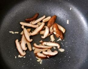 锅重新烧热，放适量花生油，再放入蒜蓉和香菇，翻炒均匀。