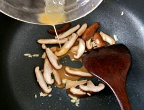 然后倒入剩下的汁，翻炒十几秒钟后加入适量开水。