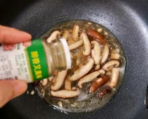 再加入适量孜然粉和一丢丢白糖，翻炒均匀后，再焖一分钟左右即可收汁出锅。