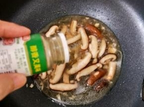 再加入适量孜然粉和一丢丢白糖，翻炒均匀后，再焖一分钟左右即可收汁出锅。