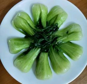 把刚才炒好的油菜摆一圈，尽量叶子全部摆在里面，根部朝外面。