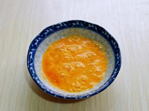 鸡蛋敲碗里，用筷子打散。