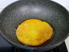 起油锅，倒入打散的蛋液，小火煎鸡蛋饼，再用铲子铲碎，盛出备用。