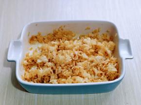 米饭中加入一小勺生抽，拌均匀。
