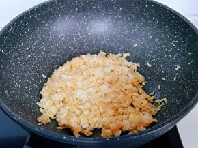 锅中加入少许食用油，倒入米饭，小火翻炒。