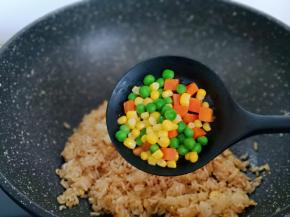 加入焯水的彩蔬翻炒均匀。