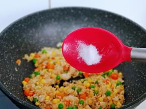 按个人口味加入盐。