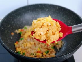 再加入煎好的鸡蛋，翻炒均匀。