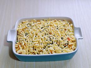 均匀的撒上马苏里拉芝士，再撒上黑芝麻。