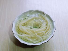 首先将米线从包装中取出，用温水冲洗，再泡20分钟。