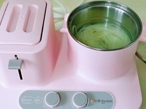 锅中加水烧开，下米线，煮熟捞出，过冷水。