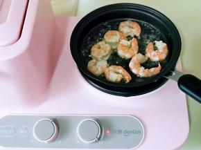 起油锅，加入腌制好的虾仁煸炒至变色，盛出备用。