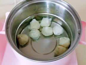 锅中加入纯净水，再加入木鱼丸，盖上盖子，烧开后转中小档将丸子煮熟。