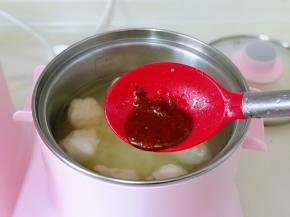 再加入水煮肉片酱，这时丸子熟了，加入提前煮好的米线。