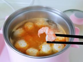 再加入煸炒煸炒过的虾仁，最大档烧开，可以断电。