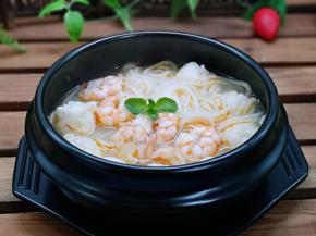 近看，宝贝一会吃完了一碗。