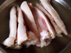 猪蹄凉水下锅，焯水去血沫