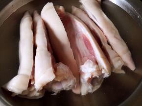 猪蹄凉水下锅，焯水去血沫