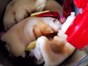倒入老抽