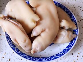 焯水后的猪蹄洗净沥干水分