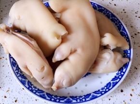 焯水后的猪蹄洗净沥干水分