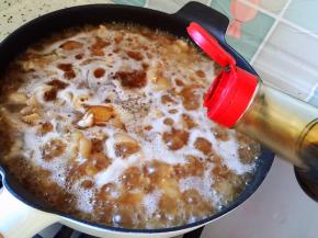 将去骨猪蹄肉切小块后放入不粘炒锅中，大火熬开，如果觉得颜色浅就可以少放点老抽