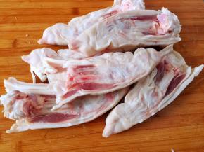 猪蹄清洗干净，中间劈开两半