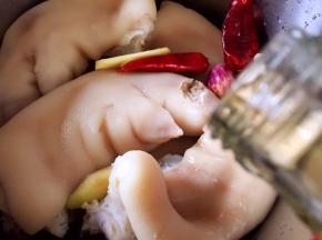 倒入料酒