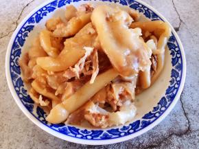 猪肉从锅中取出，将骨头剔出干净