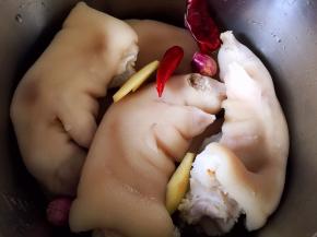 猪蹄和配料放入压力锅中，添水（不要太多）