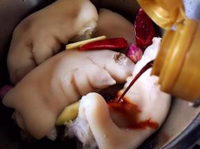 倒入生抽