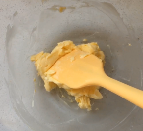 1、黄油软化，用刮刀压拌成泥状