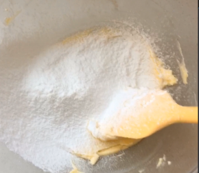 2、筛入糖粉，简单搅拌几下