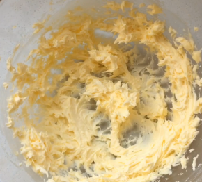 3、用打蛋器将黄油打发至颜色发白，体积膨胀，加入香草精华，低速打均