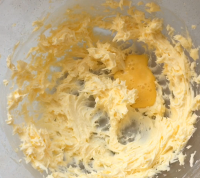 4、分3到4次添加蛋液，每添加一次都要充分的与黄油搅打均匀再加下一次