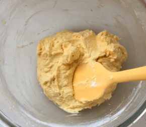 5、低粉与泡打粉提前混合过筛后，添加到黄油中，压拌均匀，切勿过度搅拌