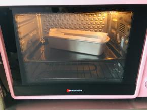 烤箱180度，小模具烘烤40分钟，大模具烘烤55—60分钟，具体温度与时间根据自己烤箱脾气酌情增减