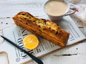 9、出炉后立刻脱模，趁温热刷糖水，包裹保鲜膜放入冰箱冷藏，回油后味道最佳.（糖水：水与糖混合煮开离火，降至温热后，加入朗姆酒混合均匀）