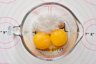 蛋清和蛋黄分离，加入白糖和香草精