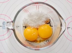 蛋清和蛋黄分离，加入白糖和香草精