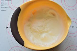 用电动打蛋器搅打至体积增大一倍，再加入1/3细砂糖。打至湿性发泡的状态就

可以了。