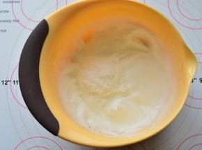 用电动打蛋器搅打至体积增大一倍，再加入1/3细砂糖。打至湿性发泡的状态就

可以了。