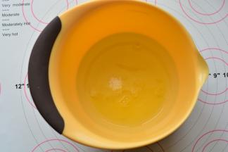 分离好的蛋清放在打蛋盆里面，加入白糖