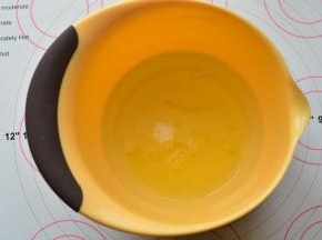 分离好的蛋清放在打蛋盆里面，加入白糖