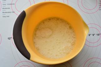 先高速搅打成鱼眼泡的状态，然后加入1/3的细砂糖。