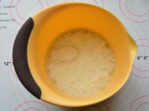 先高速搅打成鱼眼泡的状态，然后加入1/3的细砂糖。