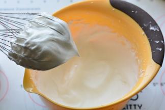 打蛋器上可以拉出小弯钩（如下图所示），即为湿性发泡。