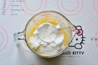 取1/3蛋白霜放入蛋黄糊中，用刮刀快速翻拌均匀。