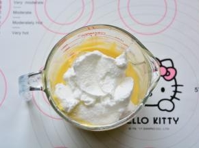 取1/3蛋白霜放入蛋黄糊中，用刮刀快速翻拌均匀。